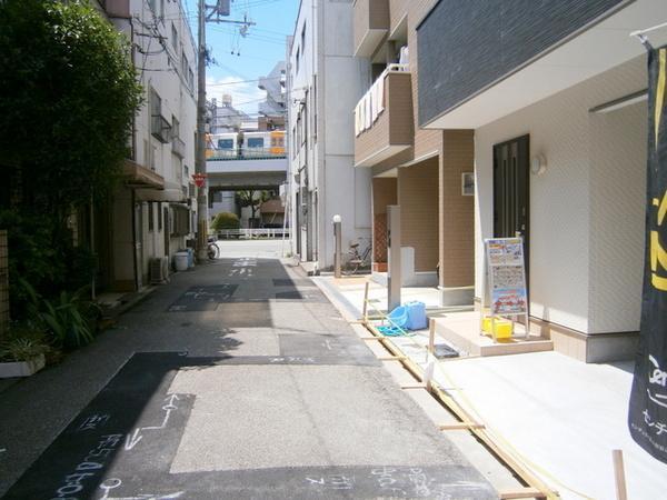 Local photos, including front road.  [Konohana-ku, buying and selling] And out of the car is easy ☆