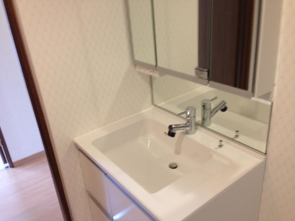 Wash basin, toilet. It had made also washstand.