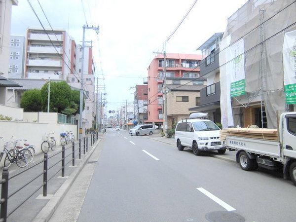 Local photos, including front road.  [Konohana-ku, buying and selling] Front road: Put out of about 11m and the car is a breeze ☆