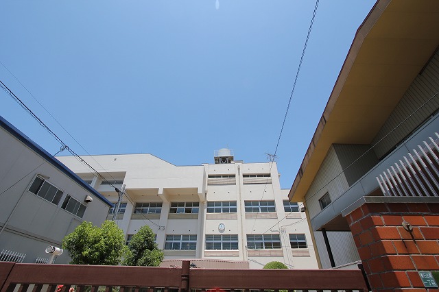 Junior high school. 1054m to Osaka Municipal Kasugadenaka school (junior high school)