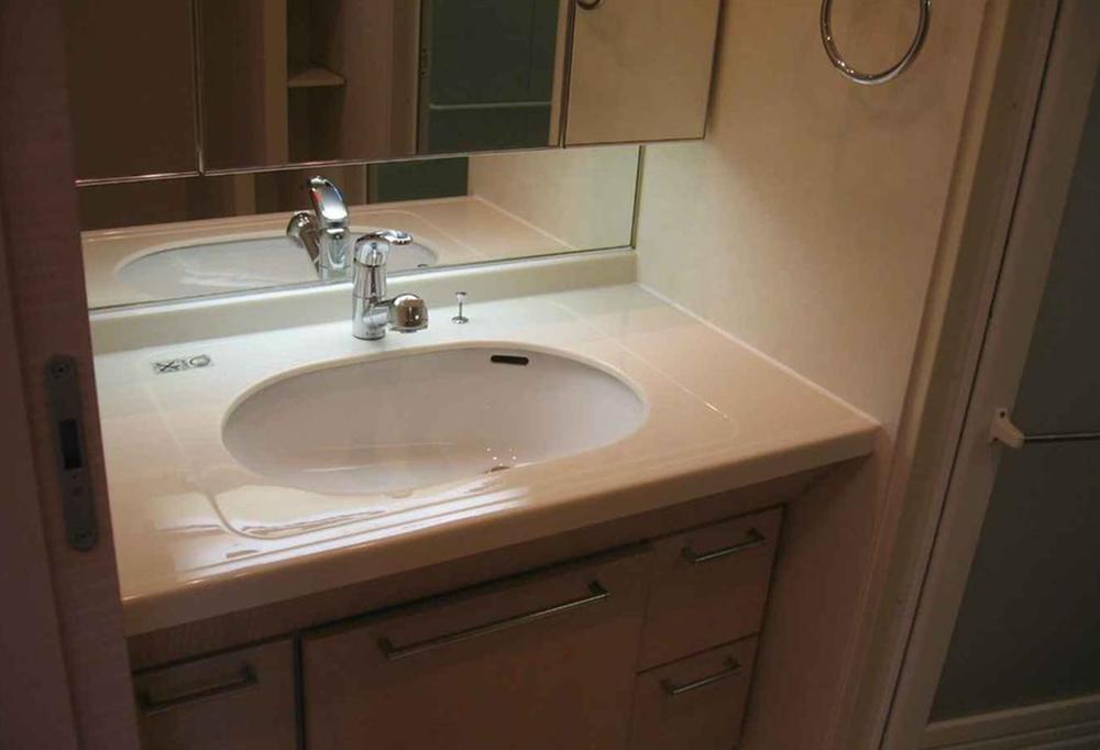 Wash basin, toilet. It is very convenient three-sided mirror of a large mirror