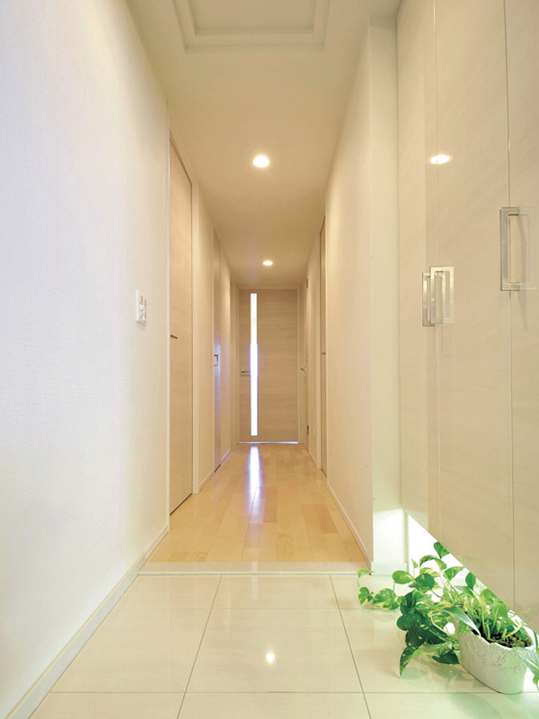 Interior.  [Entrance] Fine entrance to greet the people in neat look. Baseboards ・ Adopt the artificial marble and tile on the floor. Storage space, such as a shoe box also enrich, And clean space ( ※ )
