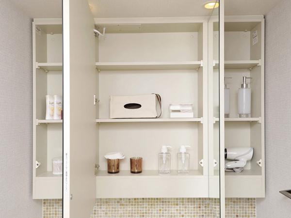Bathing-wash room.  [Kagamiura storage with triple mirror] Easy to large three-sided mirror, such as make-up, You can clean house the cleansing equipment and cosmetic supplies and storage space is provided in Kagamiura (same specifications)