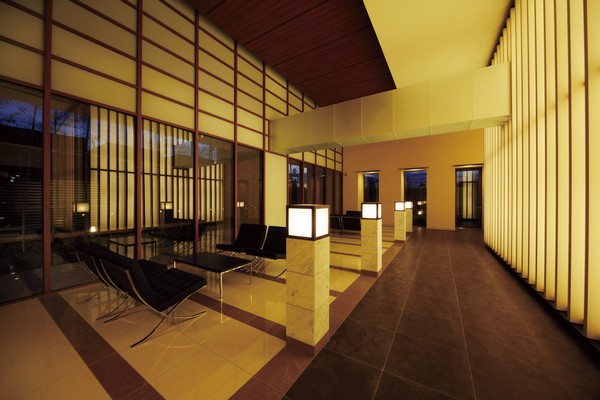  [Entrance lobby] Open feeling and born from a two-layer blow-by, Wrapped in the window of the large opening