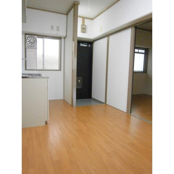 Living. Beautiful dining