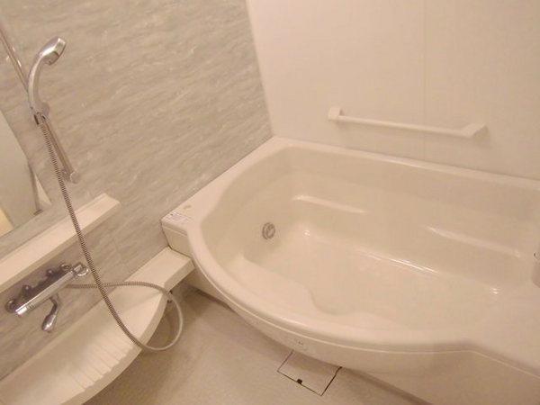 Bathroom.  [Konohana-ku, buying and selling] This bath can relax comfortably ☆
