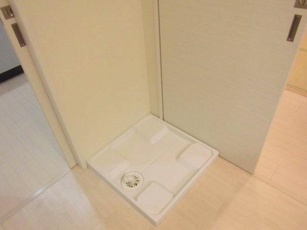 Wash basin, toilet.  [Konohana-ku, buying and selling] Is Indoor Laundry Area ☆