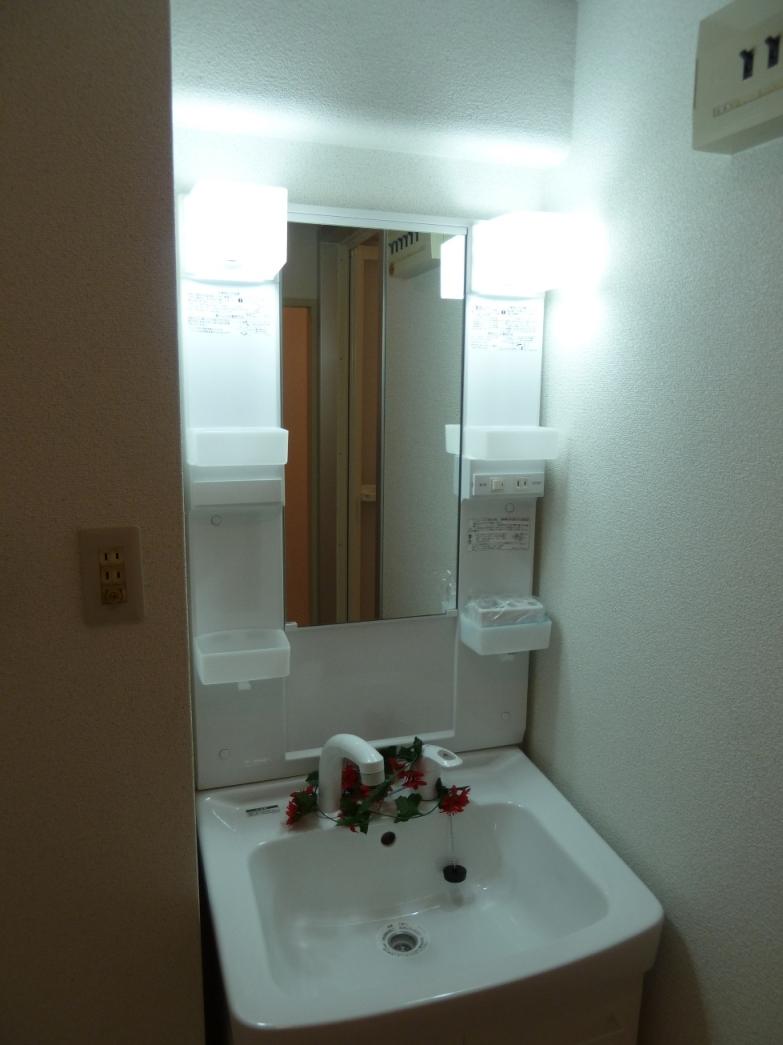 Wash basin, toilet. Of course it had made also wash.