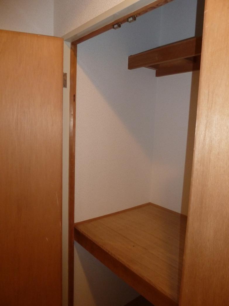 Receipt. With compartment in the hallway!