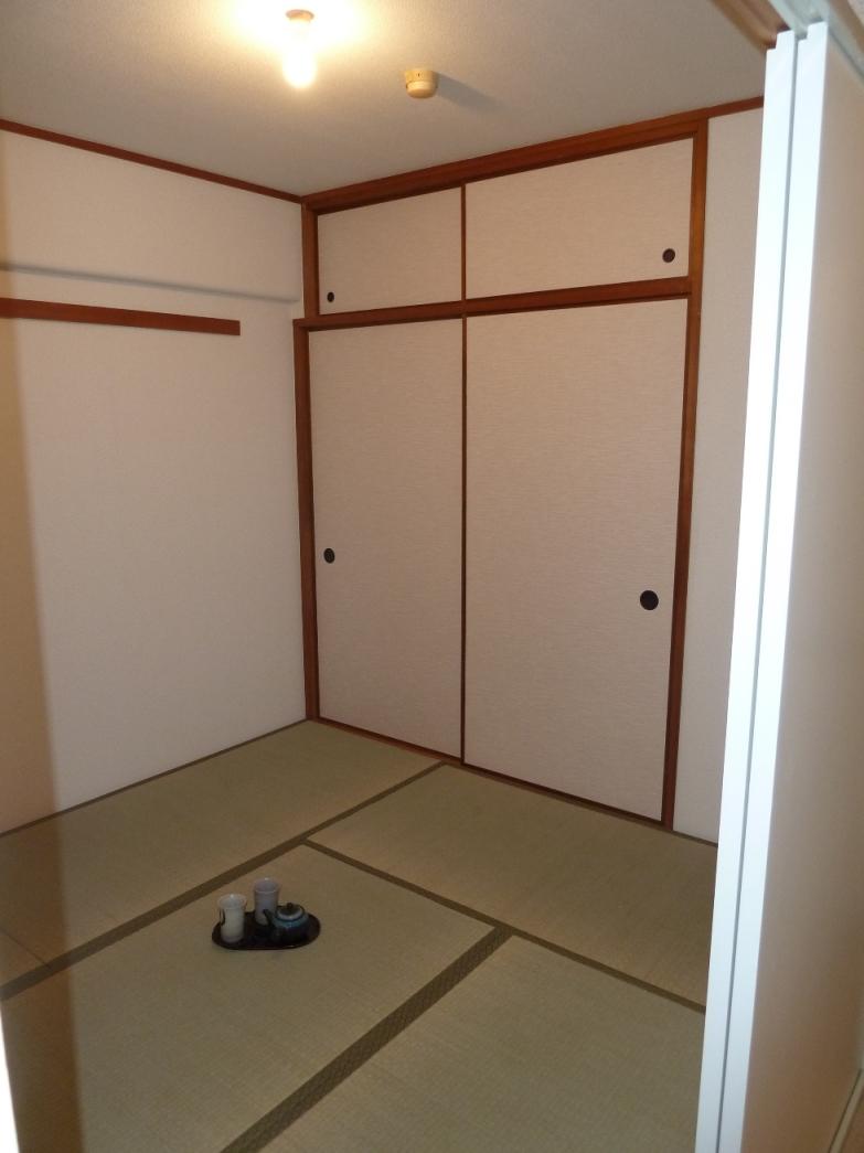 Non-living room. Japanese-style room completely renovated Zumi. It is there if something useful Japanese-style room.