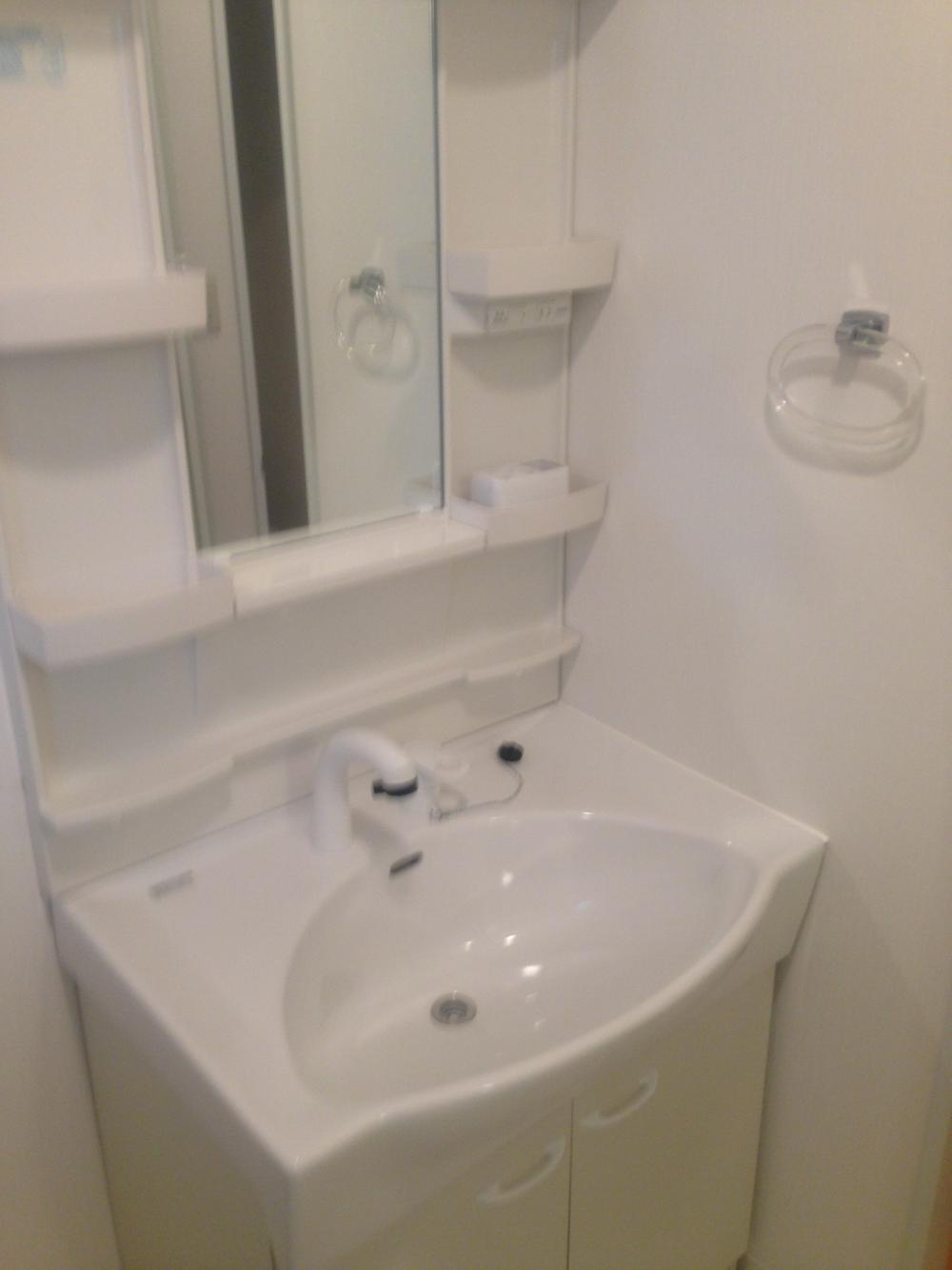 Wash basin, toilet. Also washstand new. Of course, with shampoo dresser