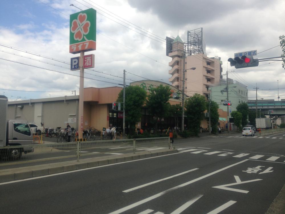 Supermarket. Within 5 minutes in the 800m bike to life