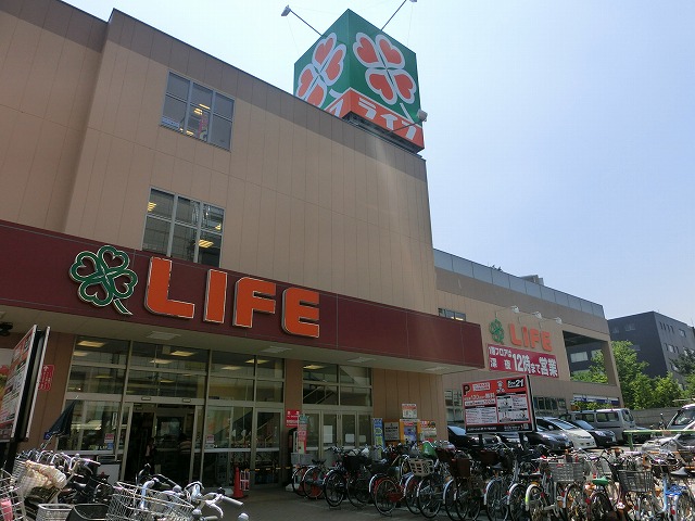 Supermarket. 734m up to life Nishikujo store (Super)
