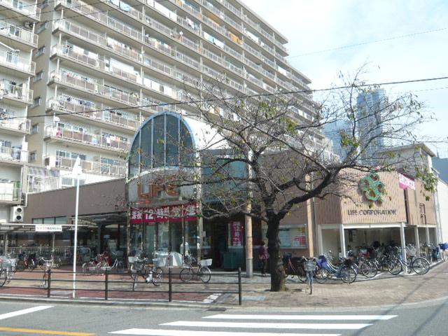 Shopping centre. Life Ichioka to the store 750m walk 9 minutes