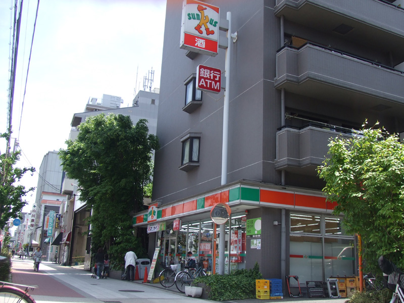 Convenience store. Thanks Minatokuyakusho before store up (convenience store) 193m