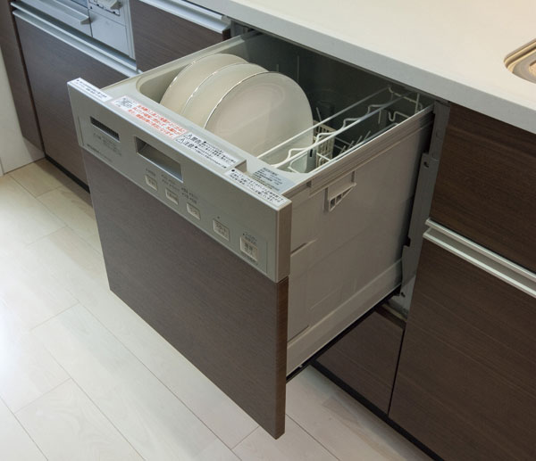 Kitchen.  [Built-in dishwasher washing machine] Dishes out and care is likely to pull-out in the water-saving type of dishwasher (same specifications)