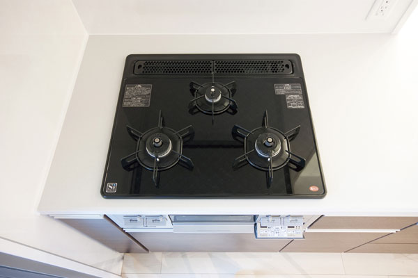 Kitchen.  [Glass top stove] Care easy, Convenient three-necked type of glass top stove to increase the cooking efficiency (same specifications)