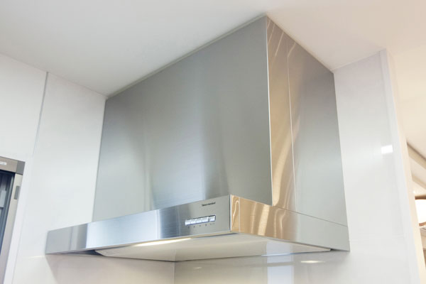 Kitchen.  [Rectification Backed stainless range hood] The smoke or steam efficiently discharge, Care is also easy to rectification Backed stainless range hood (same specifications)