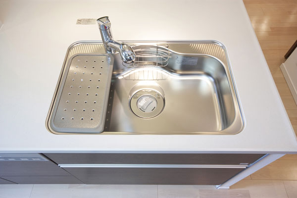 Kitchen.  [Quiet wide sink] Suppress the unpleasant sound of the sink that sounds when the water and the hot water was swiftly put out. You can use the quiet comfortable sink (same specifications)