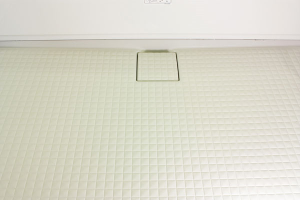 Bathing-wash room.  [Clean thermo floor] Reduce the heat to escape from the foot when touched on the floor by the unique thermal insulation structure. To reduce the "cold" feel to the sole of the foot (same specifications)