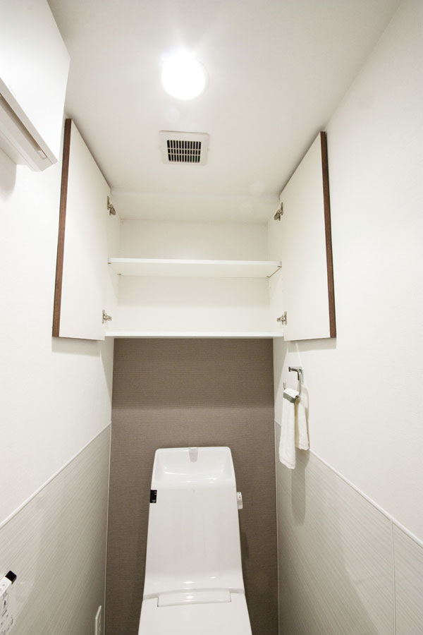 Toilet.  [Hanging cupboard] Such as can hold the paper kind and cleaning tool, Convenient hanging cupboard has been installed (same specifications)