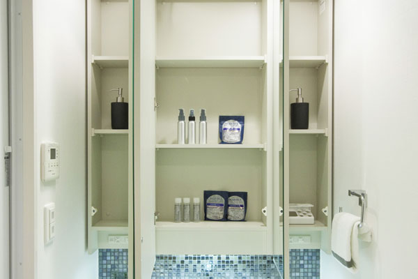 Bathing-wash room.  [Three-sided mirror back cabinet] Three-sided mirror back storage You can organize and clean such as cosmetics and grooming supplies (same specifications)
