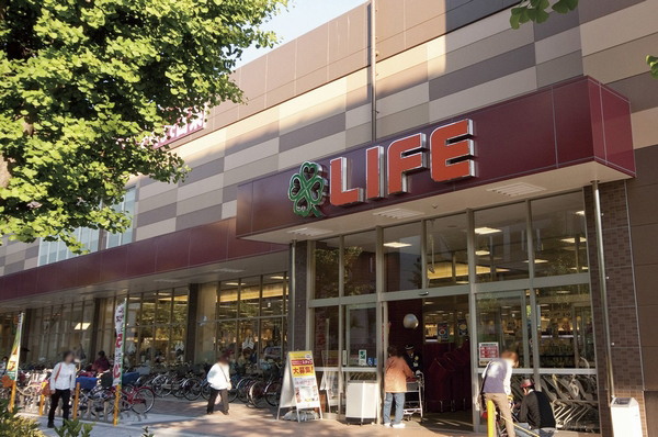 A 5-minute walk to Life, In addition to eat-in corner, There is also such as laundry and books department