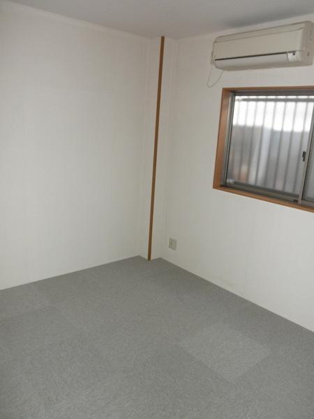 Non-living room.  [Minato-ku, real estate buying and selling] Carpeted Western-style