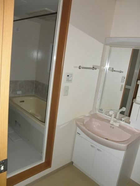 Wash basin, toilet.  [Minato-ku, real estate buying and selling] Respectable washbasin