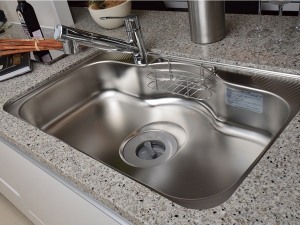 Kitchen.  [Quiet wide sink] Wide allocated size of the depth as a large pot is also easy to wash, Water is jumping sound will also reduce (same specifications)