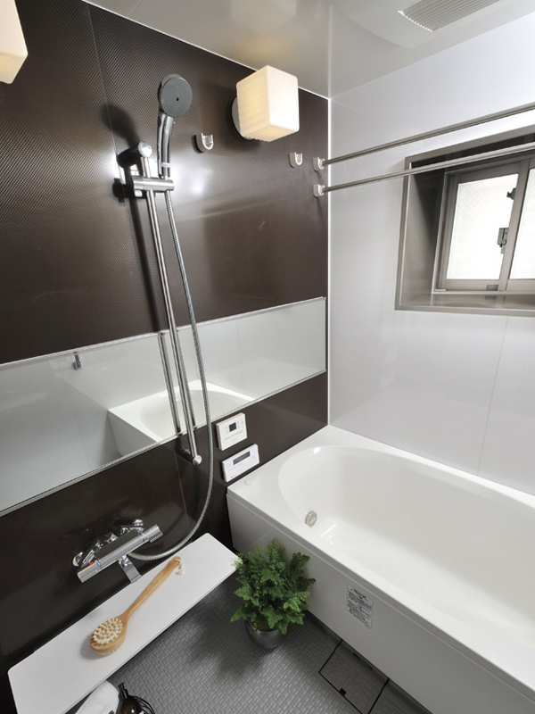 Bathing-wash room.  [bathroom] Rather than the location of the only to clean the body, Bathroom where you can enjoy a leisurely relaxing time. Incorporating the natural wind, Installing a bathroom window to improve the ventilation efficiency (F type model room)