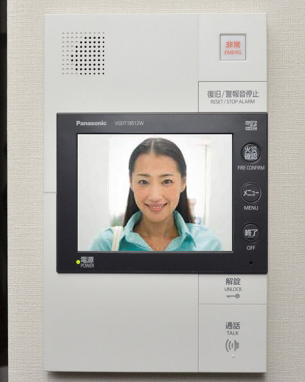 Security.  [Intercom with color monitor] Adopt the intercom, "Wynn Deer" with a color monitor that can be confirmed by the image and the voice of the visitor in two places shared entrance and dwelling unit entrance. Video Recording ・ Including the recording function, Equipped with advanced security features (same specifications)