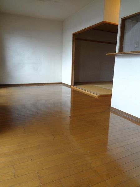 Living.  [Minato-ku, real estate buying and selling] About 13.4 Pledge of spacious LDK ☆