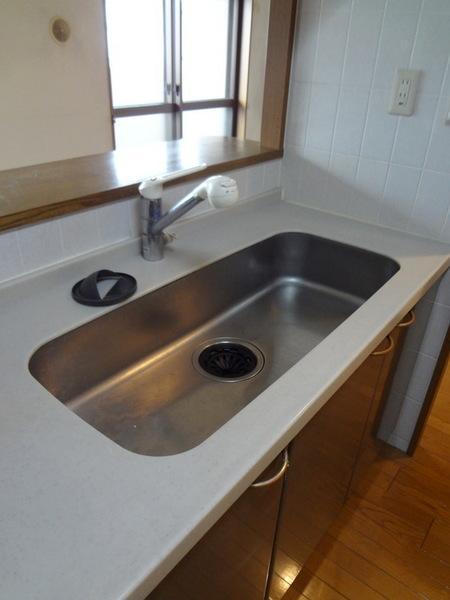 Kitchen.  [Minato-ku, real estate buying and selling] Sink I anyway wide ☆