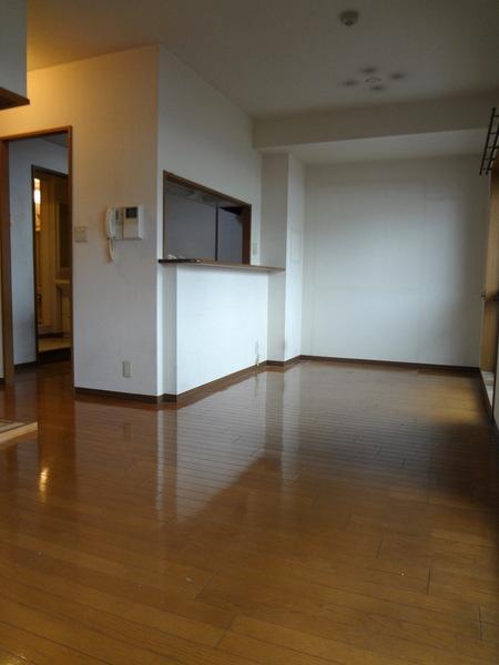 Living.  [Minato-ku, real estate buying and selling] Counter Kitchen