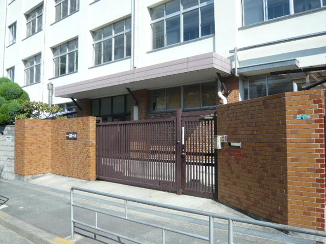 Junior high school. 720m to Osaka Municipal City Okahigashi junior high school