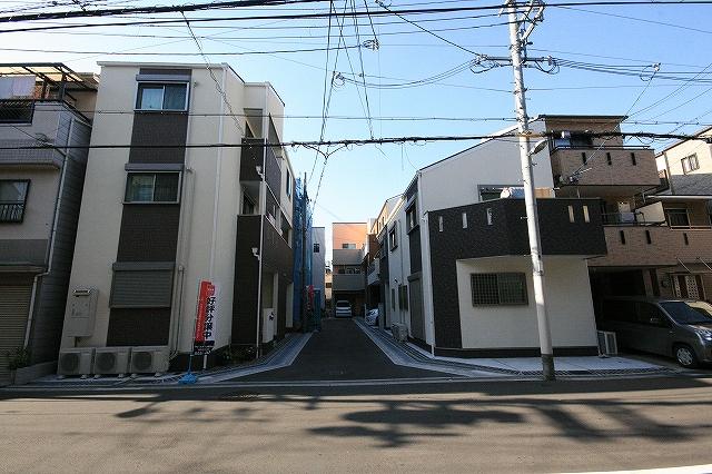 Local photos, including front road. It is subdivision into a U-shape, Through is a property which was also taken into account in safety can not be.