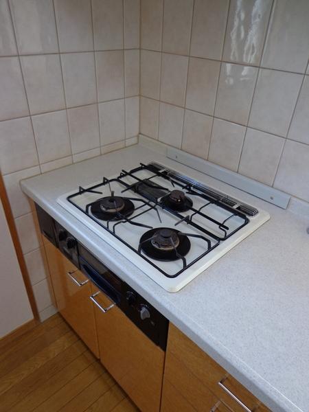 Kitchen.  [Minato-ku, real estate buying and selling] Happy three-necked gas stove