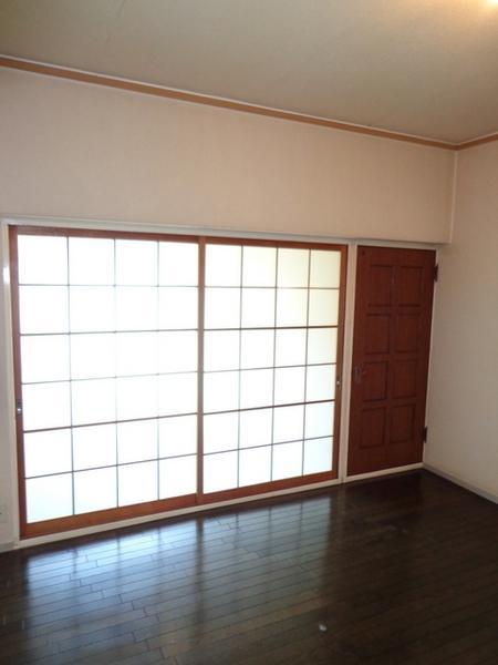 Non-living room.  [Minato-ku, real estate buying and selling] Sunlight plenty
