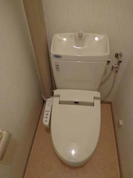 Toilet.  [Minato-ku, real estate buying and selling] Clean toilet
