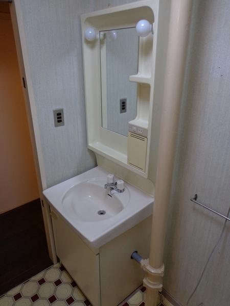 Wash basin, toilet.  [Minato-ku, real estate buying and selling] Independent wash basin