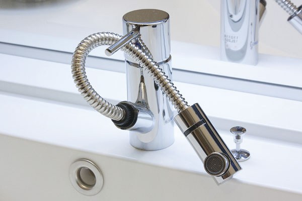 Bathing-wash room.  [Telescopic single lever mixing faucet] Adjustment of the temperature of the hot water is also one-touch. Stretch hose, Care is easy to water faucet has been adopted (same specifications)