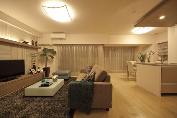 Living.  [living ・ dining] As families spend a peaceful time, The layout on the south balcony side where the light and the wind pour plenty. A warmth feeling of flooring, etc., Attention to detail, Coziness has been planning ( ※ )