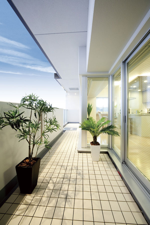 balcony ・ terrace ・ Private garden.  [balcony] Balcony space of the room has been reserved, It spreads life of style, such as gardening. In securely faucets and electric waterproof outlet where the product can be used which can be used to watering flowers, It has also been installed clothes drying place hardware ( ※ )