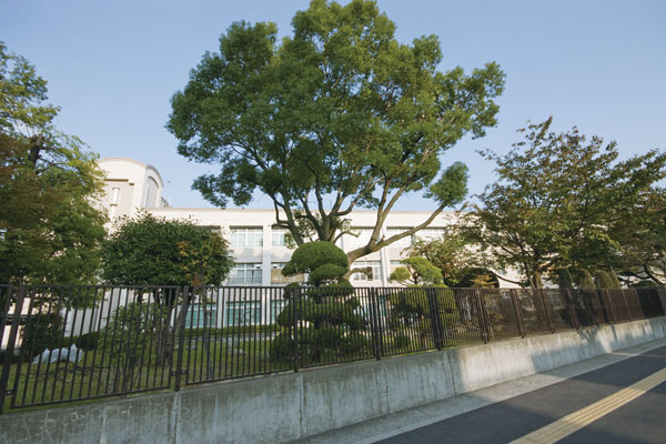 Surrounding environment. Municipal Ichioka junior high school (a 10-minute walk ・ About 730m)