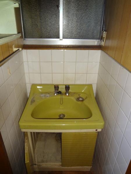 Wash basin, toilet.  [Minato-ku, real estate buying and selling] Wash basin