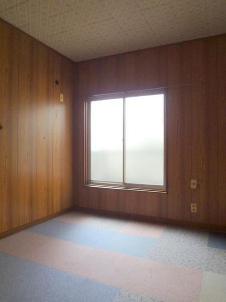 Non-living room.  [Minato-ku, real estate buying and selling] Good per sun