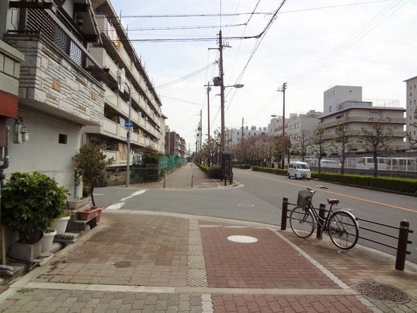 Local photos, including front road.  [Minato-ku, real estate buying and selling] Frontal road ☆ 