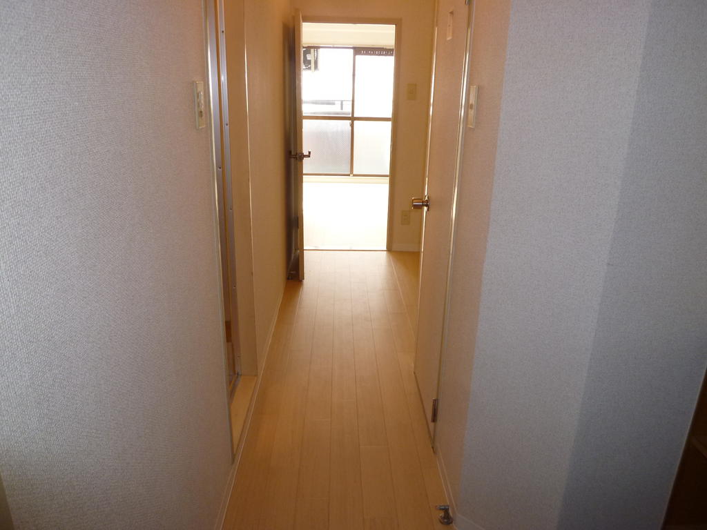 Other room space. Wide corridor