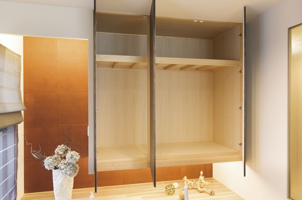 Installing a large capacity of hanging closet in modern Japanese-style room. Large seasonal supplies can also be comfortably accommodated